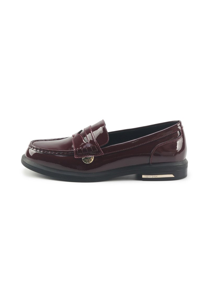 Mocasines de charol burdeos con diseño de mocasín cosido, suela plana negra y un acento de logo dorado cerca del empeine. Textura suave.