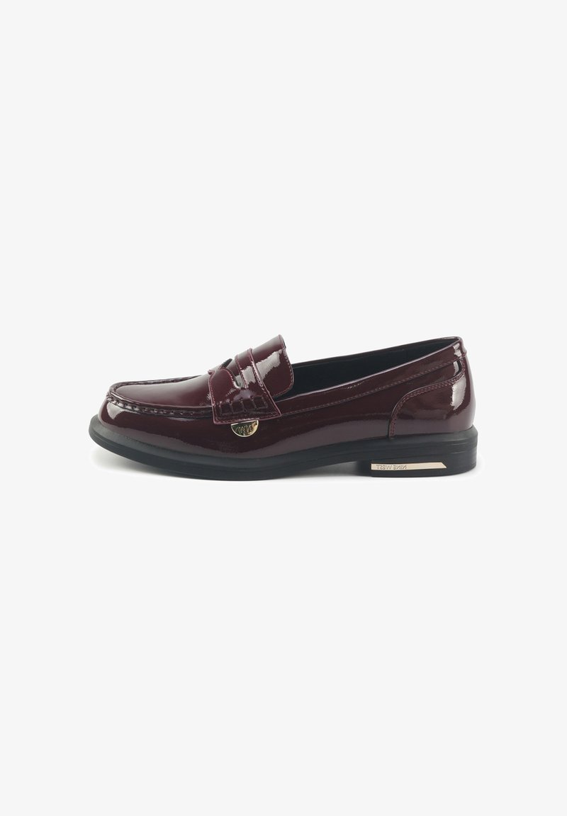 Mocasines de charol burdeos con diseño de mocasín cosido, suela plana negra y un acento de logo dorado cerca del empeine. Textura suave.