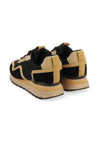 Svarta och bruna sneakers med mesh och mockamaterial, en vävd jutesula i mitten och en gummiyttersula; har vadderad krage och snörning.