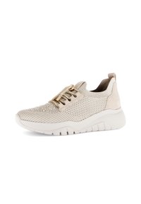 Scarpa atletica beige con tomaia in maglia, motivo testurizzato, dettagli in metallo dorato e una suola bianca spessa con battistrada rialzato.