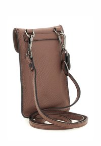 Borsa a tracolla in pelle marrone con texture, rifiniture in argento, tracolla regolabile e cuciture a contrasto. Design compatto e rettangolare.