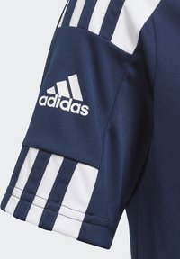 Mørkeblå sportsjersey med hvide striber og adidas-logo i hvid. Har en tekstureret stofkvalitet og tætsiddende design med synlige sømme i kanterne.