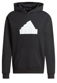 Sudadera negra de tela suave, presenta un logo blanco con tres rayas en el pecho, bolsillo tipo canguro y puños y dobladillo de canalé.
