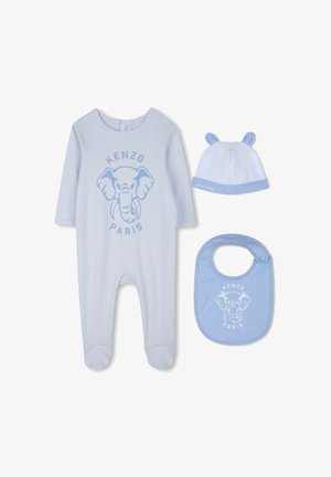 Combinaison pour bébé bleu clair avec un graphisme d'éléphant, bavoir bleu clair assorti et chapeau avec des accents d'oreilles. Matériau en coton doux.