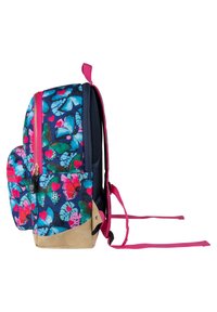Rugzak met een florale vlinderpatroon in blauw, roze en groen, met een roze rits, een tan onderkant en verstelbare schouderbanden.