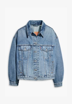 Lys blå denimjakke med krave, to brystlommer og knaplukninger. Har en let oversized pasform og synlige sømme.