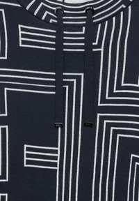 Marineblauer Hoodie mit einem strukturierten Muster aus weißen geometrischen Linien. Verfügt über eine Kapuze mit Kordelzug und schwarzen Metallenden sowie einem gerippten Kragen.