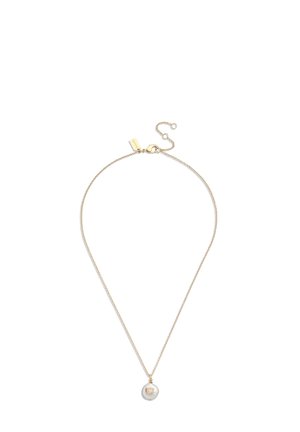 Fijne gouden ketting met een enkele witte parel als hanger, voorzien van een klein gouden letter "C" bedel.