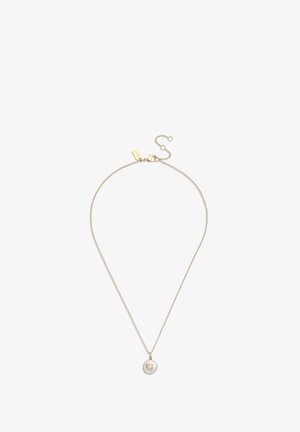 Collar delicado de cadena de oro con un colgante de perla blanca única que presenta un pequeño charm de oro con la letra "C".