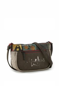 Borsa a tracolla in pelle marrone con patta colorata a motivi, chiusura con zip e un'iscrizione decorativa "una bellezza senza tempo" sulla parte anteriore.