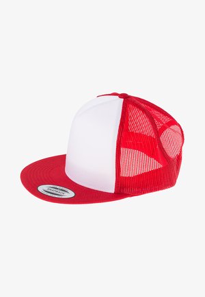 Czapka snapback w kolorze czerwono-białym z pełnym przednim panelem i siateczkowym tyłem. Posiada płaski daszek oraz okrągłą metkę marki na spodzie.