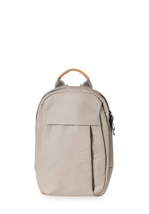 Hellgrauer Rucksack mit strukturierter Oberfläche, ausgestattet mit einem oberen Ledergriff, einer Fronttasche und verstellbaren Schulterriemen. Mit Reißverschluss.