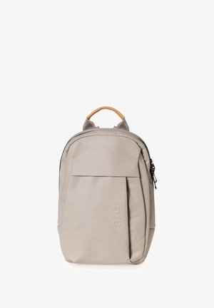 Hellgrauer Rucksack mit strukturierter Oberfläche, ausgestattet mit einem oberen Ledergriff, einer Fronttasche und verstellbaren Schulterriemen. Mit Reißverschluss.