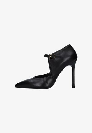 Pump nera in pelle con tacco alto, punta affusolata, cinturino alla caviglia con fibbia dorata, forma elegante e superficie liscia.