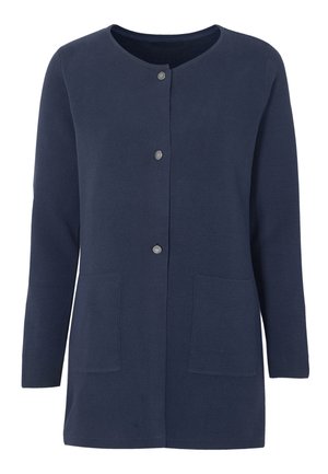 Marinblå cardigan i strukturerad tyg, med rund halsringning, metallknappar och två framfickor. Längden når till midjan.