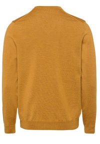 Pull en maille jaune moutarde avec un col rond, des manches longues et des poignets et un ourlet côtelés. Texture lisse et design simple.