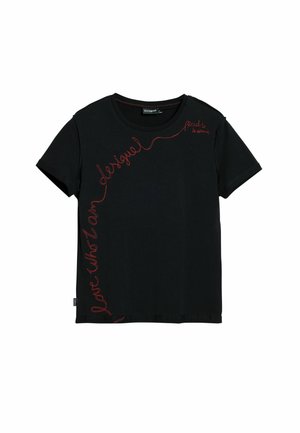 T-shirt en coton noir à manches courtes, avec un texte brodé rouge qui s'incurve sur le côté, affichant des phrases et un logo.