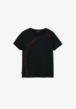 T-shirt in cotone nero con maniche corte, caratterizzato da testo ricamato rosso che si curva lungo il lato, mostrando frasi e un logo.