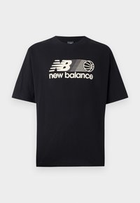 Črna bombažna majica s kratkimi rokavi, okrašena s smetanasto barvo "New Balance" logotipom in košarkarsko grafiko čez prsni del.