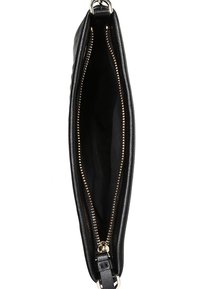 Černá kožená kabelka s hladkou texturou, uzavíráním na zip a jednoduchým černým vnitřkem. Obsahuje kovové doplňky a štíhlý design.