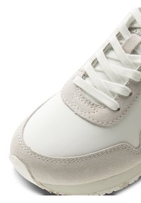 Hellgraue Sneaker mit einem glatten Leder-Obermaterial und Wildleder-Akzenten. Verfügt über weiße Schnürsenkel und gestickte Details an der verstärkten Zehenkappe.