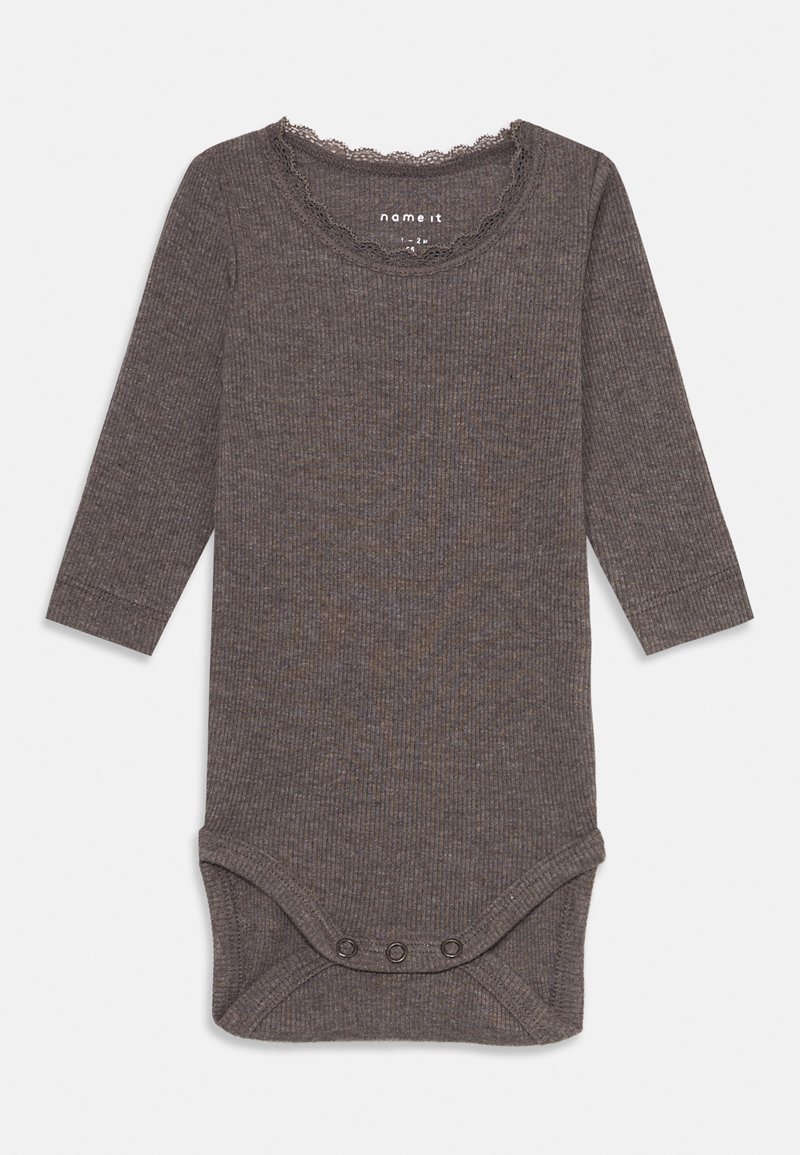 Body marron à manches longues côtelé avec décolleté en dentelle et fermeture à boutons au bas. Texture douce et design ajusté.