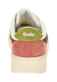 Basket Gola avec un design multicolore comprenant du daim marron, des accents roses et verts, et un logo blanc au talon. Semelle en caoutchouc texturé.