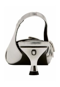 Stříbrné slingback podpatky s podpatkem ve stylu stiletto. Hladký metalický povrch, zaoblená špička a ozdobná mašle. Černá podrážka.