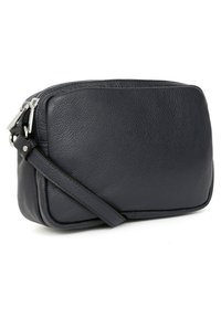 Borsa a tracolla in pelle blu navy con forma rettangolare, texture liscia, hardware in argento e tracolla regolabile. Chiusura con zip sulla parte superiore.