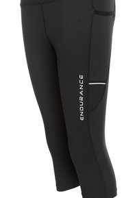 Mustat capri-legginssit, jotka on valmistettu joustavasta materiaalista. Ominaisuuksiin kuuluu sivutasku ja valkoinen "ENDURANCE"-teksti. Sileä pinta ja litteät saumat.