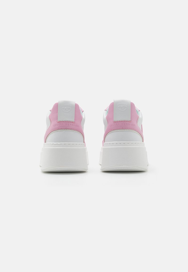 Weiße und rosa Sneakers mit einer strukturierten Oberseite, einer voluminösen weißen Sohle und kontrastierenden Fersenakzenten. Logo am Rücken geprägt.