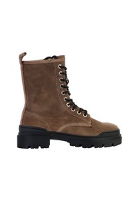Botte de combat en daim marron à lacets, avec semelle épaisse en caoutchouc noir et languette à l'arrière, vue de profil sur fond blanc.