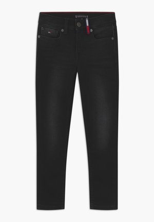 Jean en denim noir coupe slim, avec poches avant, petite étiquette logo et surpiqûres contrastantes à la taille.