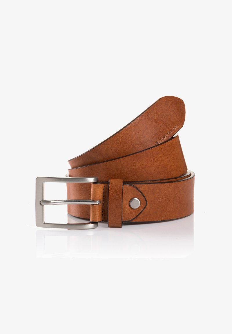 Cintura in pelle color tan con superficie texture, fibbia in metallo argentato e cuciture a contrasto. Dispone di una chiusura a scatto per un fissaggio sicuro.