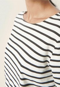 Gestreiftes Oberteil mit schwarz-weißen Horizontalstreifen, aus weicher Baumwolle, mit weitem Ausschnitt und lässiger Passform.