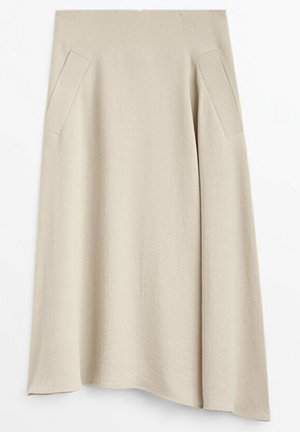 Jupe midi taille haute beige avec ourlet asymétrique et détails de poches fendues sur le côté, en tissu texturé.