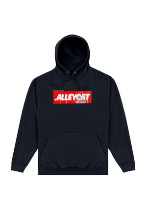 Schwarzer Kapuzenpullover mit Fronttasche und rotem rechteckigem Aufdruck mit der weißen stilisierten Schrift ".ALLEYCAT" quer über der Brust.
