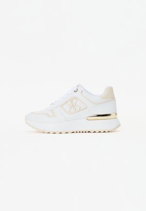Zapatilla deportiva blanca con parte superior de cuero suave, acentos beige, herrajes dorados en el talón y una suela texturizada. Presenta cordones y detalle del logotipo.