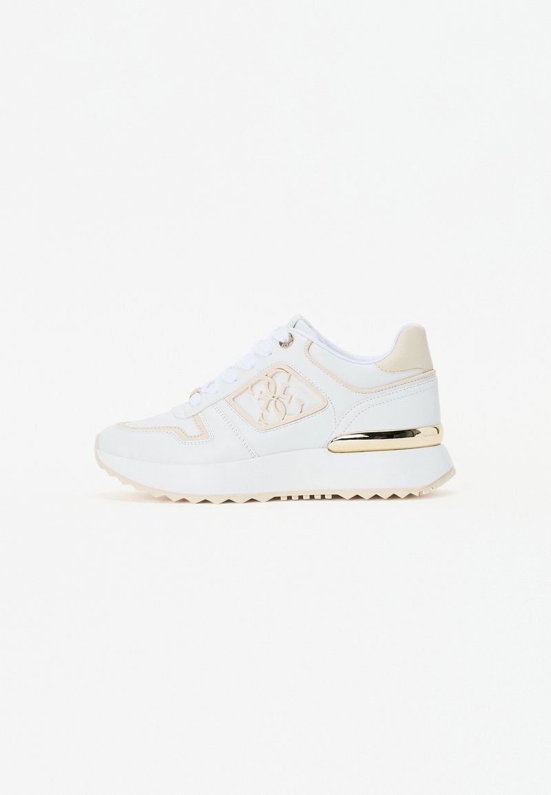Baskets de sport blanches avec un dessus en cuir lisse, des accents beiges, des éléments en or au niveau du talon et une semelle texturée. Comprend des lacets et un détail de logo.