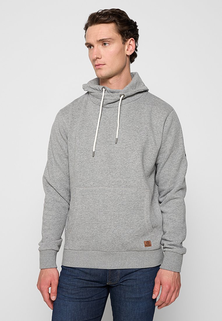 Szary bawełniany hoodie z kołnierzem typu funnel, regulowanymi sznurkami, przednią kieszenią typu pouch oraz subtelną naszywką z logo marki na dolnym brzegu.