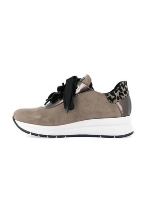 Sneaker in suede grigio con lacci neri, dettagli bronzo lucido e tallone con stampa leopardata. Presenta una suola intermedia bianca e una suola esterna nera testurizzata.