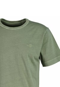 Grön kortärmad t-shirt med rund halsringning och subtilt tonalt broderat logotyp på vänster bröst.