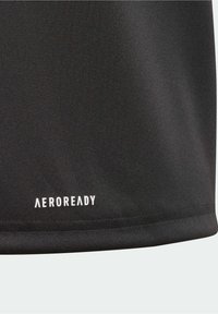 Camisa de rendimiento negra fabricada con tejido suave, que cuenta con el logo "AEROREADY" en blanco en el dobladillo, con un diseño limpio y moderno.