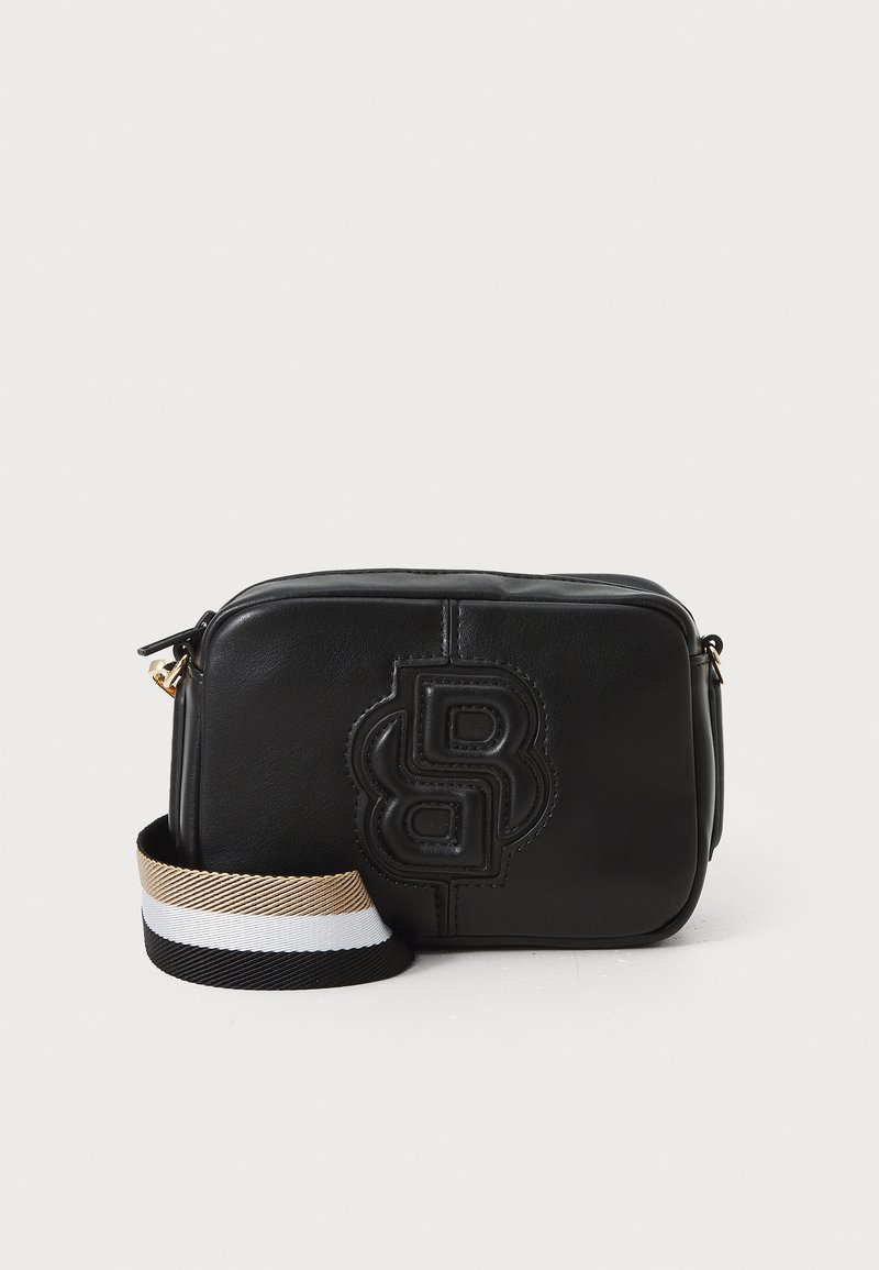 Bolsa de ombro em couro preto com logotipo em relevo, forma retangular, fecho com zíper e uma alça listrada multicolorida com detalhes em dourado.