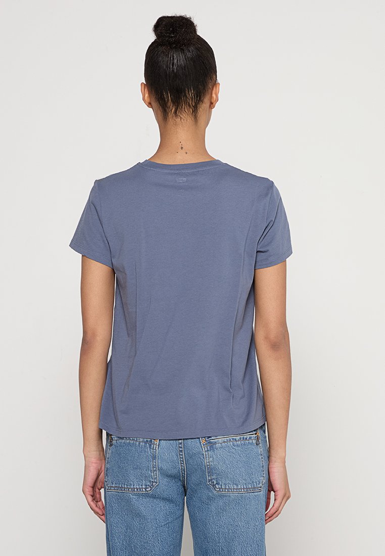 Graues, kurzärmliges T-Shirt mit Rundhalsausschnitt, aus weicher Baumwolle gefertigt. Die Rückseite zeigt ein schlichtes Design ohne sichtbare Logos oder Muster.