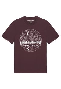 Burgunderfarbenes T-Shirt mit kurzen Ärmeln, das ein weißes Berg- und Mondmotiv in einem kreisförmigen Design zeigt, aus weichem, atmungsaktivem Stoff gefertigt.
