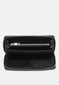 Cartera de cuero negro con cierre de cremallera; el interior cuenta con múltiples ranuras para tarjetas, un compartimento con cremallera y una textura suave.