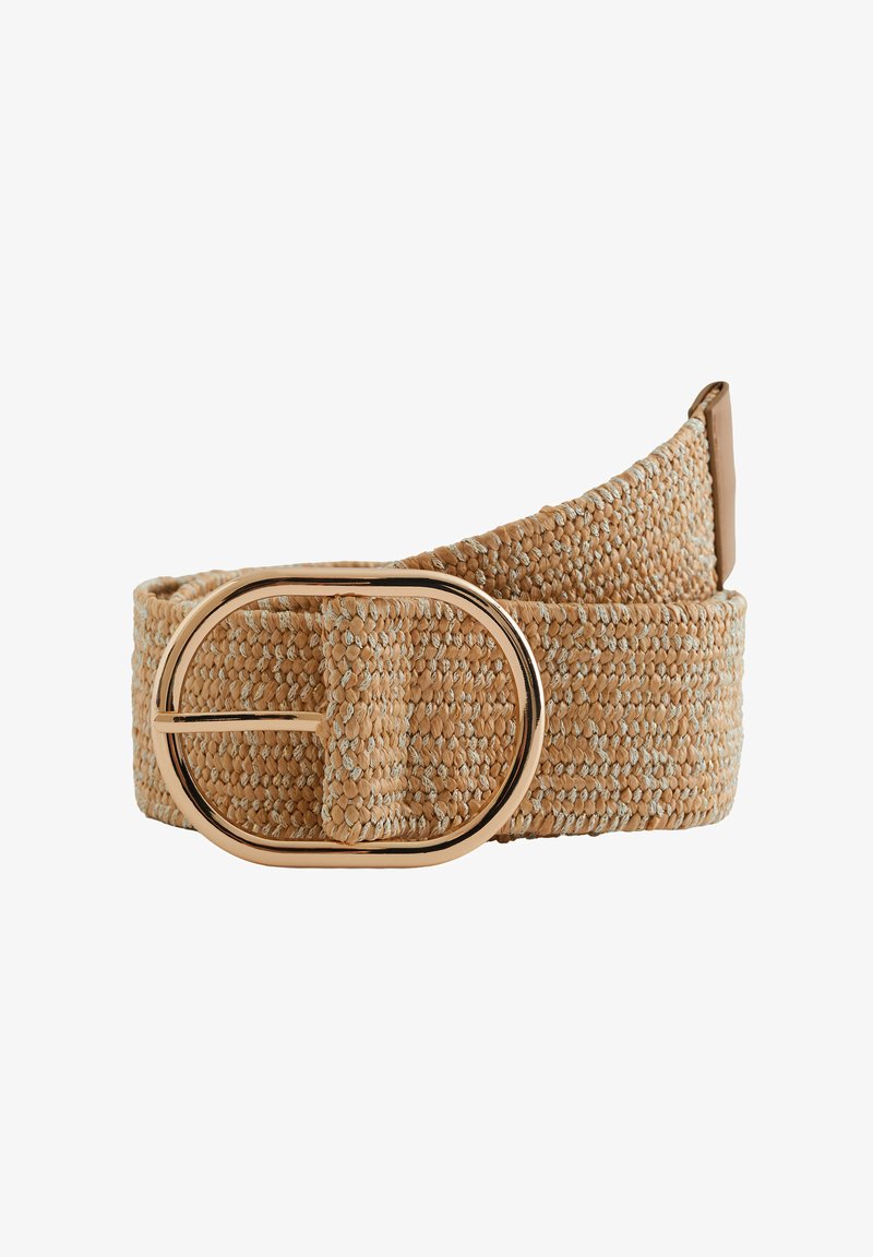 Tan pleten pas iz tkanine z veliko ovalno zlato kovinsko zaponko, zvit na beli podlagi.