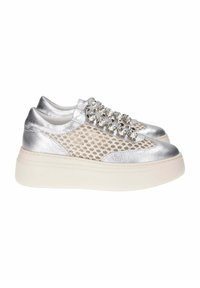 Le sneakers argento metallizzato presentano un design in rete con decorazioni sui lacci, una suola bianca spessa e dettagli in pelle texturizzata.