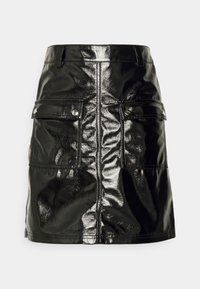 Zwarte leren mini-jurk met een glanzende afwerking, twee voorzakken met drukknoopsluitingen en zichtbare stiksels langs de naden.